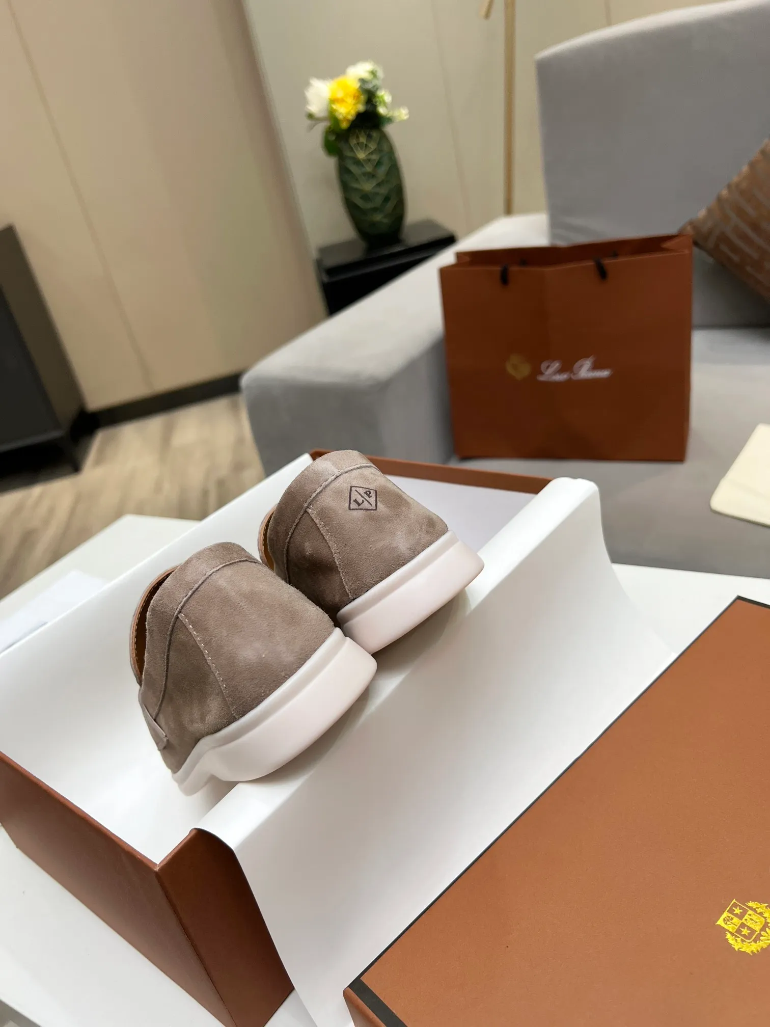 👟👟Ex-factory price 480👟👟 【Loro Piana】Italian top cashmere is fashionable and classic, and the leather is also practical and still of the highest quality on the Internet. Developed from the original board, the upper is made of Yangjing silk and is smooth. Leather lining, wear-resistant high-elastic beef tendon bottom. Size: 35-42, (men’s +10)